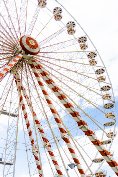 Red and white ferris wheel under the blue sky during the day
